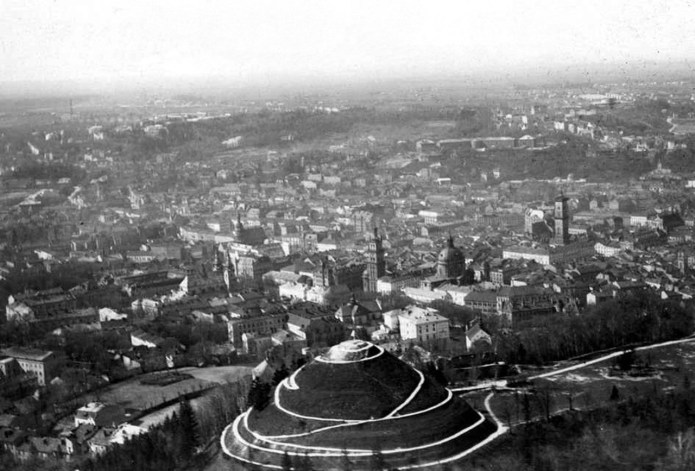 Аеросвітлина 1930-х років на якій видно Високий замок