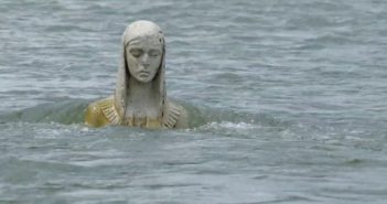На Прикарпатті посеред річки з’явилась велика статуя Божої Матері (фото, відео)