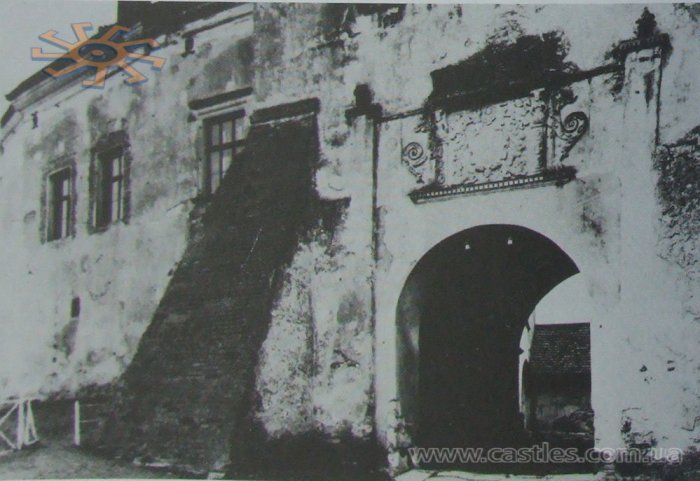 В’їзна брама Олеського замку. Вид ззовні. Фото до 1939 року