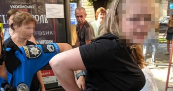 У Львові патрульні затримали нетверезих дівчат за лайку на зупинці та безквитковий проїзд