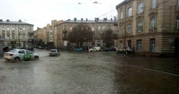 Злива затопила вулиці Львова. Фото, відео