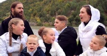 Багатодітна родина з Борщева вразила користувачів мережі виконанням відомої пісні (відео)