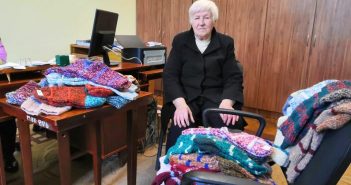 Пенсіонерка з Дрогобича власноруч зв’язала 380 пар шкарпеток для українських воїнів