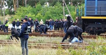 Поліція жорстко розігнала активістів, які блокували російське вугілля / nadbugom.in.ua