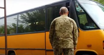 У Рівному чиновник вдягнув військову форму, аби перевірити і провчити водіїв маршруток (відео)