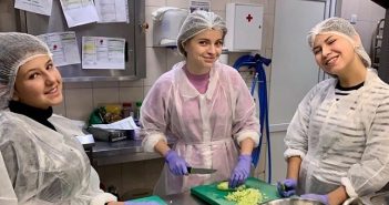 15-річна дочка Зеленського нагодувала малозабезпечених: з’явилися фото