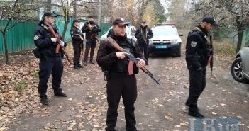 18 осіб зі зброєю: журналіст повідомив, що в Золотому-4 поліція приїхала "виселяти "Азов"