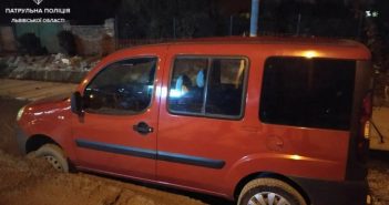 П’яний водій застряг у свіжому бетоні на закритій для ремонту вулиці у Львові