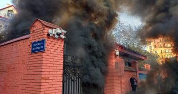 У Львові активісти “закоптили” російське консульство. Фото: Юра Мартинович / "Діло".
