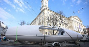 У центрі Львова розмістили човен, на якому львів’янин підкорить Атлантичний океан
