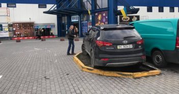 Львівська бізнесвумен залишила автомобіль на газоні посеред вільної парковки. Фото дня