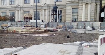 «Львівська греко-католицька залізниця»: біля входу в головний вокзал Львова зводять каплицю