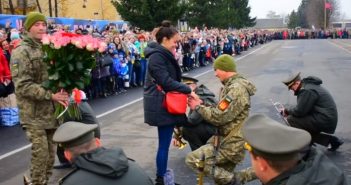 На Львівщині під час складання присяги військовий освідчився своїй коханій (відео)