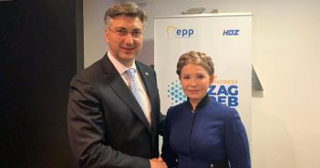 Тимошенко з’явилася на публіці з “культовою” зачіскою (фото)