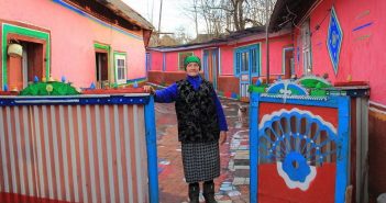 Бабуся з Івано-Франківщини зробила зі своєї хати і подвір’я «кольоровий музей»