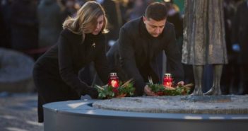 “Володимир Зеленський, навіщо прибрали всі лампадки та квіти, біля меморіалу пам’яті жертв Голодомору?” – активіст