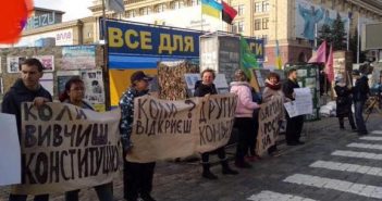 "Моніка Кабаєва, 42 рочки": у Харкові Зеленського зустріли протестом
