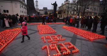 Львів’яни запалили сотні лампадок в пам’ять про жертв Голодомору (фото)