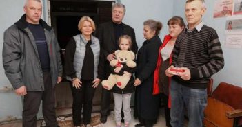 Порошенко подарував будинок родині із Мар’їнки