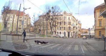 Посеред дня у Львові неадекватний чоловік вдарив в голову перехожу жінку