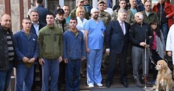 "Низько вклоняюся, що зберегли Україну": Порошенко відвідав поранених героїв у Львові