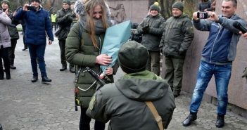 У центрі Львова нацгвардієць під час присяги освідчився коханій. Фото