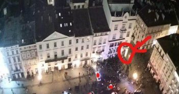 У центрі Львова сталася масова бійка футбольних фанів, дісталося поліцейській машині