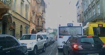 Як львівські водії пропускають спецтранспорт з сиреною (відео)