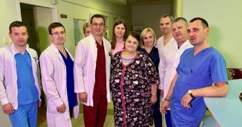 Пацієнтка Марія Клімашевська (посередині) зі своїми рятівниками