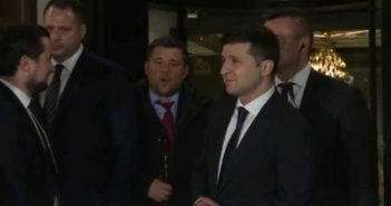 Співав і висовував язика: Богдан за спиною у Зеленського здивував безглуздою поведінкою (відео)