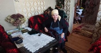 85-річна волонтерка Людмила Ніженець шиє ковдри-обереги українським військовим (відео)