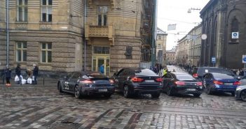 Група дорогих іномарок у центрі Львова заблокувала колію (фото, відео)