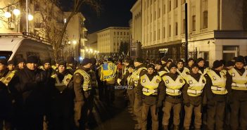 Прибрали сцену та намети: УДО та Нацгвардія перешкоджають акції на Банковій