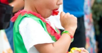 На Львівщині трирічна дитина проковтнула чупа-чупс разом з паличкою