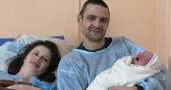 Надія та Андрій Приказнови разом зі своїм сином Романом відразу після пологів