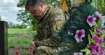 Петро Порошенко на колінах перед вінком вінок у формі ЗСУ