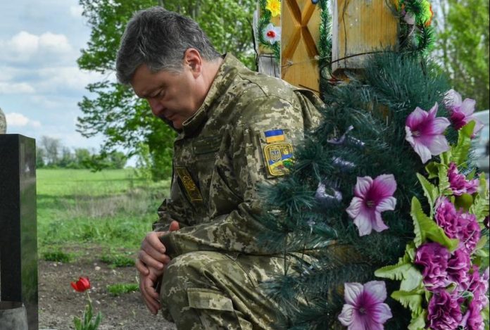 Петро Порошенко на колінах перед вінком вінок у формі ЗСУ