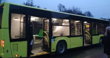 У Львові на Сихові в автобус із пасажирами стріляли