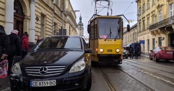 У Львові пасажири трамваю перенесли на руках авто, яке заблокувало рух (ФОТО, ВІДЕО)