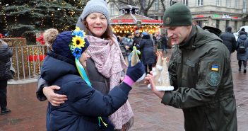 У центрі Львова військові дарували перехожим саморобні декоративні ялинки