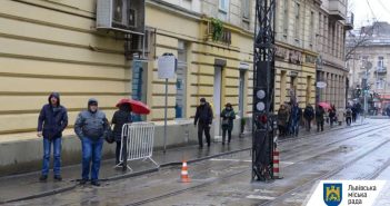 У центрі Львова встановлюють 5 нових болардів