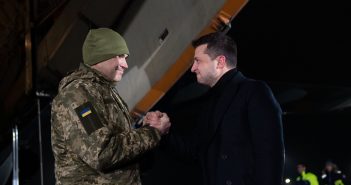 Володимир Зеленський зустрічає звільнених з полону Українців, 29 грудня 2019 року, аеропорт "Бориспіль"