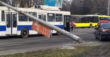 На вулиці Науковій у Львові електроопори впали на тролейбус і авто