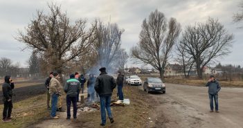 Блокпости та поліція: Поблизу Тернополя люди протестують проти ввезення евакуйованих громадян з Китаю