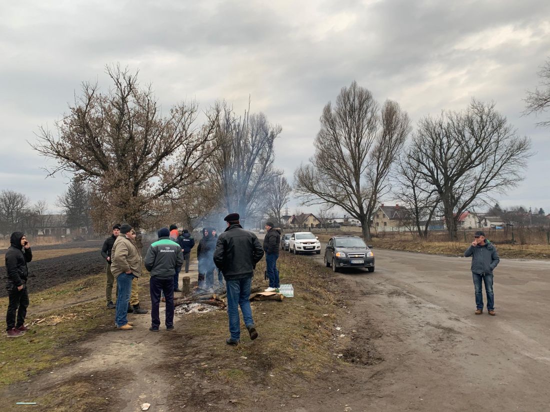 Блокпости та поліція: Поблизу Тернополя люди протестують проти ввезення евакуйованих громадян з Китаю