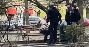 Муніципали побили нетверезого чоловіка, який діймав туристів у центрі Львова -