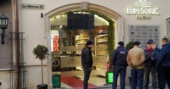 Невідомі запустили порно на рекламному табло Вернісаж Lviv Mall