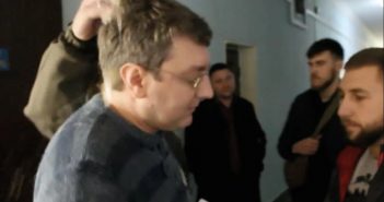 Депутат отримав яйцем у голову за привітання з 23 лютого та російський прапор: відео