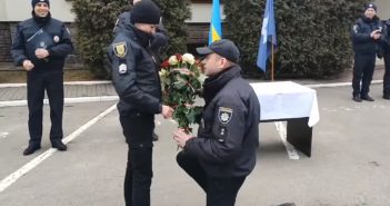 У Львові поліцейський освідчився коханій у День валентина. Відео