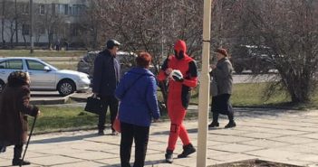Сихівмен: у Львові супергерой безкоштовно роздає літнім людям маски (фото)